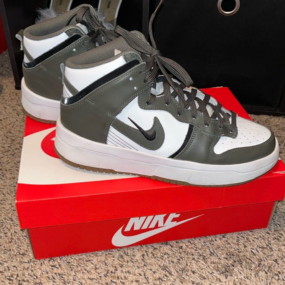 Nike women’s high top dunk shoes size 10 comes with box